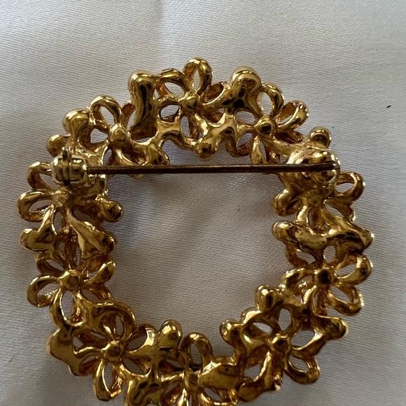 Gold Wreath Brooch - Picture 5 of 6